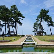 巨大テントで日影が確保された芝生の広場