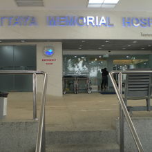 先回、工事中であったパタヤ・メモリアル病院の正面玄関です。