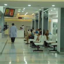 明るくてきれいな診察室の前です。患者が診察を待っています。