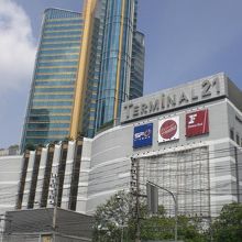 スクウィンヴィット通りから見たターミナル２１とホテルです。