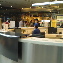 地上階の案内カウンターです。無料ｗｉｆｉの申し込み場所です。