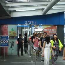 ＢＴＳのアソーク駅から、直接、ターミナル２１の２階に入れます