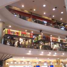 各階ごと、吹き抜け部分を中心に、各店舗が構成されています。