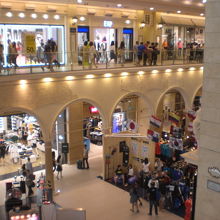 明るく広いフロアーには、いろいろな店舗が、軒を連ねています。
