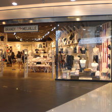 各店舗ごと、洗練された商品を並べて、利用客を待っています。