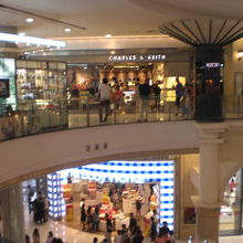 ターミナル２１には、家族ずれや友人同士が多く訪れています。