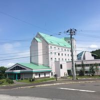 ヨ－ロッパ風な建物で緑の屋根ですぐに分かります。