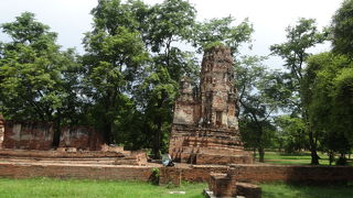 破壊された石仏が印象的でした。