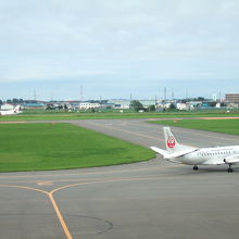 展望デッキから見える飛行機