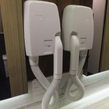 ビルトインスタイルのドライヤーも完備