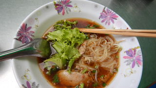 シプサムハング通りとプラスメン通りの交差点にある屋台