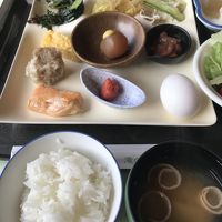 朝食はバイキング。つや姫の米が美味しい