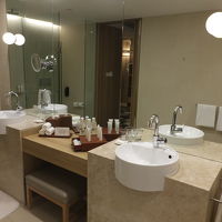 洗面台が2つ＝2人同時に身支度ができる。