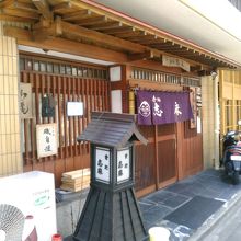 国分町通りの一本西側の通り沿いにあります。