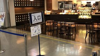 空港内にあるカフェ