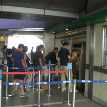 毎日、ＢＴＳアソーク駅を利用する乗客は、極めて多いようです。