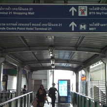 ＢＴＳアソーク駅は、高架歩道により、大型ビルと連接しています