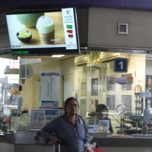 ＢＴＳアソーク駅の乗車券売り場です。乗降客で混み合います。