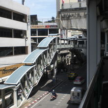 地上から、ＢＴＳアソーク駅へ上がるための階段の通路です。