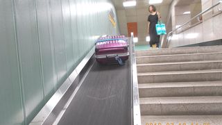 地下鉄ソウル駅　重いスーツケースはベルトコンベアで！