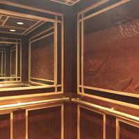 クラッシックなエレベーター内