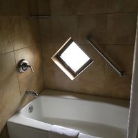 ステキな明かり取りのバスルーム