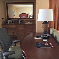 ライティングデスクとミニキッチン。