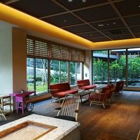 フロント隣のラウンジ。ウェルカムドリンク、新聞あり。