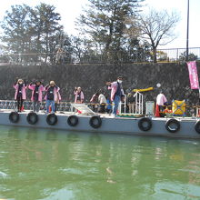 さくら色のはっぴ姿に見送られて出航