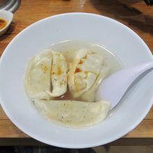 水餃子はお酢とラー油を回し掛けて