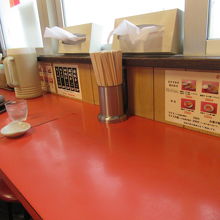 カウンター席。テーブル席も比較的沢山あります。