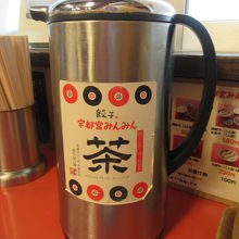 特製の冷たいお茶はセルフ。温かい方がさっぱりするかな？