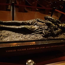 大聖堂内にある「名もなき兵士の遺体の像」