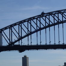 ブリッジクライムをやっている人影が見えます