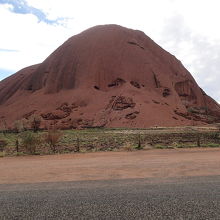 見る角度によっては「ただの岩山」に見えます