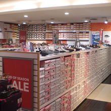 ロビンソンの靴売り場です。靴が豊富に揃えられています。セール
