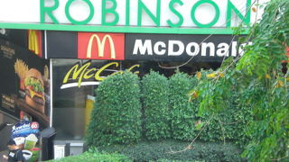 スクウィンヴィット通りに面して、ショッピングモールのロビンソンがあります。気楽に、かつ便利に利用できます。