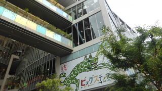 若者で賑わうビル