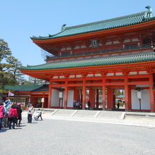 派手な朱色が目立つ