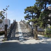 江戸時代の街道を想像してしまう和風の太鼓型歩道橋です！