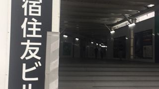 ビル周辺の広場工事中