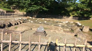 会津若松城の本丸内にその跡地がありました