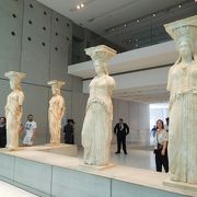 アクロポリスにある６人の少女像の本物が見られる