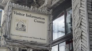 クルーズターミナルから続くブロードウェイ通り沿いにある歴史的建造物が観光案内所です。