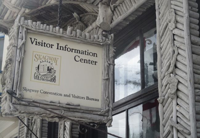 クルーズターミナルから続くブロードウェイ通り沿いにある歴史的建造物が観光案内所です。