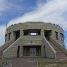 円形の建物です