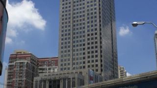 エクスチェンジタワーは、アソーク通りとスクウィンヴット通りの交差点の東南側の角地にあります。