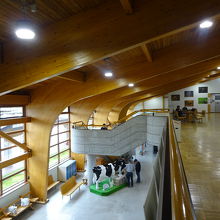 空港ビル内。木目調です