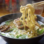 たっぷりソーキとつるつる食感のもずく麺