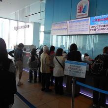 入場券売り場は混雑の客列